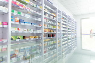 在藥店里工作的藥劑師高清圖片下載-正版圖片501652685